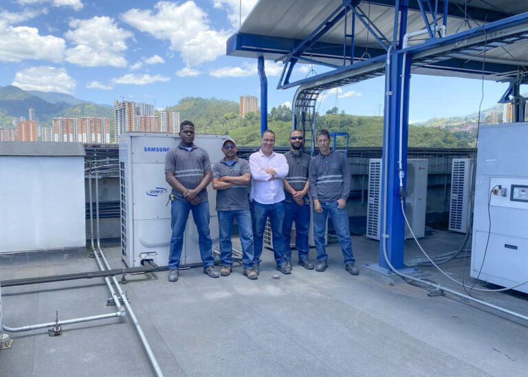 Equipo de Aires Proyectos y Servicios, especialistas en aire acondicionado y eficiencia energética.